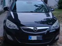Usata Opel Astra 100 CV (73 kW) 2011 Nero Berlina