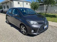 Usata Toyota Yaris Hybrid Active 75 CV (55 kW) 2015 Grigio scuro Berlina