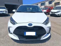 Usata Toyota Yaris Hybrid Lounge 92 CV (67 kW) 2021 Bianco Berlina