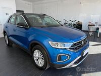 Usata VW T-Roc Life 110 CV (80 kW) 2023 Blu SUV