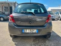 Usata Toyota Yaris 69 CV (50 kW) 2011 Grigio Utilitaria
