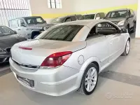 Usata Opel Astra Cosmo 150 CV (110 kW) 2007 Grigio Cabrio