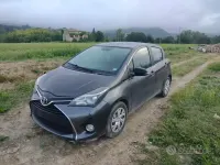 Usata Toyota Yaris 69 CV (50 kW) 2015 Grigio Utilitaria