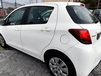 Usata Toyota Yaris Active 69 CV (50 kW) 2015 Bianco Berlina