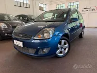 Usata Ford Fiesta Ghia 68 CV (50 kW) 2007 Bluazzurro Utilitaria
