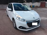 Begagnad Peugeot 208 Allure 75 HK (55 kW) 2018 Vit Halvkombi