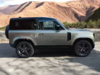 Usata Land Rover Defender SE Dynamic 200 CV (147 kW) 2023 Verde SUV