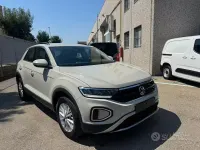 Usata VW T-Roc Life 110 CV (80 kW) 2024 Grigio pastello SUV