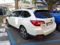 Usata Subaru Outback Premium 175 CV (128 kW) 2018 Bianco Station wagon