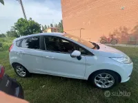 Usata Ford Fiesta Titanium 70 CV (51 kW) 2012 Bianco Berlina