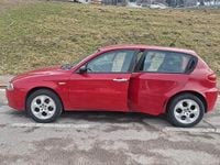 Usata Alfa Romeo 147 105 CV (77 kW) 2006 Rosso Utilitaria