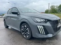 Usata Peugeot 208 Allure 101 CV (74 kW) 2024 Grigio Utilitaria