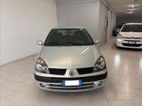Usata Renault Clio II 75 CV (55 kW) 2003 Grigio Berlina