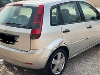 Usata Ford Fiesta 73 CV (53 kW) 2004 Grigio Utilitaria