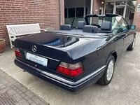 Usata Mercedes E200 136 CV (100 kW) 1996 Blu Cabrio