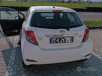 Usata Toyota Yaris 90 CV (66 kW) 2012 Bianco Utilitaria