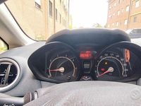 Usata Ford Fiesta 60 CV (44 kW) 2012 Bianco Utilitaria