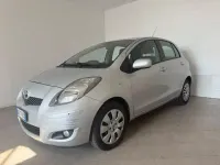 Usata Toyota Yaris Luxury 69 CV (50 kW) 2010 Argento Utilitaria