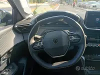 Usata Peugeot 208 Allure 101 CV (74 kW) 2025 Grigio Utilitaria