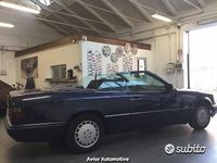 Usata Mercedes E200 136 CV (100 kW) 1994 Blu Cabrio