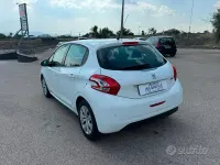 Usata Peugeot 208 68 CV (50 kW) 2015 Bianco Utilitaria