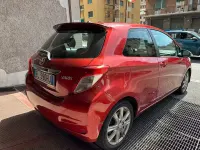 Usata Toyota Yaris Lounge+ 99 CV (72 kW) 2012 Rosso Utilitaria