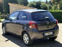 Usata Toyota Yaris Sol 69 CV (50 kW) 2010 Grigio Utilitaria
