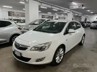 Usata Opel Astra 140 CV (102 kW) 2010 Bianco Berlina