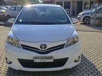 Usata Toyota Yaris Lounge 90 CV (66 kW) 2014 Bianco Berlina
