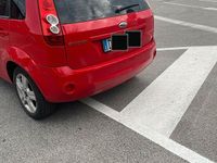 Begagnad Ford Fiesta Ghia 90 HK (66 kW) 2008 Röd Halvkombi