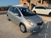 Usata Toyota Yaris Sol 90 CV (66 kW) 2010 Argento Berlina