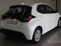 Usata Toyota Yaris Hybrid Active 116 CV (85 kW) 2024 Bianco Berlina