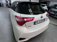 Begagnad Toyota Yaris Hybrid Style 73 HK (53 kW) 2017 Vit Sedan