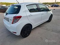 Usata Toyota Yaris 69 CV (50 kW) 2013 Bianco Berlina