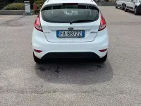 Usata Ford Fiesta 75 CV (55 kW) 2015 Bianco Utilitaria