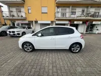 Usata Peugeot 208 Allure 68 CV (50 kW) 2015 Bianco Utilitaria