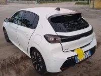 Usata Peugeot 208 Allure 101 CV (74 kW) 2025 Utilitaria