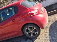 Usata Peugeot 208 Allure 68 CV (50 kW) 2015 Rosso Utilitaria