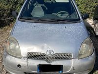 Usata Toyota Yaris Sol 68 CV (50 kW) 1999 Grigio Utilitaria