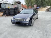 Usata Mercedes E220 150 CV (110 kW) 2003 Blu Berlina