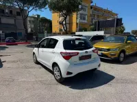 Usata Toyota Yaris Hybrid Business Edition 73 CV (53 kW) 2019 Bianco Berlina