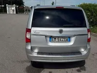 Usata Lancia Voyager Gold 163 CV (119 kW) 2012 Grigio Monovolume
