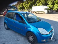 Begagnad Ford Fiesta 75 HK (55 kW) 2004 Blå Halvkombi