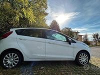 Usata Ford Fiesta 82 CV (60 kW) 2010 Bianco Berlina