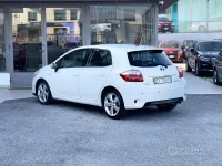 Usata Toyota Auris Hybrid 99 CV (72 kW) 2012 Bianco Berlina