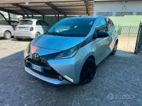 Usado Toyota Aygo Cool 69 HP (50 kW) 2015 Cinzento Citadino