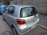 Usata Toyota Yaris Sol 68 CV (50 kW) 1999 Argento Berlina