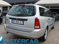 Usado Ford Focus Ghia 101 HP (74 kW) 2001 Prateado Carrinha