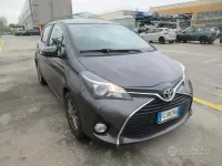 Usata Toyota Yaris Lounge 69 CV (50 kW) 2016 Grigio Utilitaria