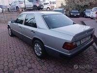 Usata Mercedes E200 135 CV (99 kW) 1993 Grigio Berlina